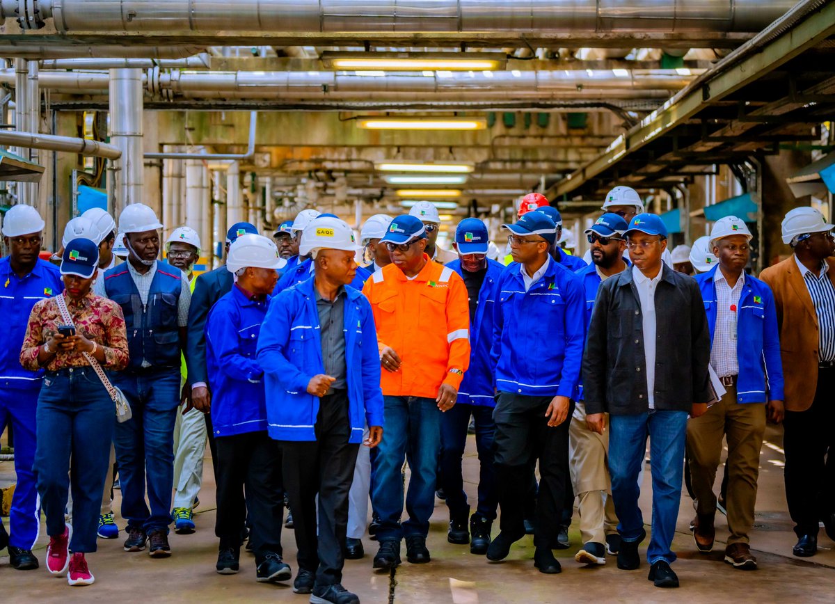 BBOjulari's tweet photo. Fixing a refinery takes more than pipes and pumps. It takes the right partners.

That's the thinking behind the MoU recently signed for the Port Harcourt and Warri Refineries, now moving into a rigorous evaluation phase.

🔹 𝐀 𝐬𝐭𝐫𝐚𝐭𝐞𝐠𝐢𝐜 𝐬𝐡𝐢𝐟𝐭 𝐭𝐨𝐰𝐚𝐫𝐝 𝐥𝐚𝐬𝐭𝐢𝐧𝐠 𝐫𝐞𝐬𝐮𝐥𝐭𝐬 Introducing a performance-based business partnership model, built for profitable and self-sustaining refineries.

🔹 𝐄𝐯𝐚𝐥𝐮𝐚𝐭𝐢𝐨𝐧, 𝐧𝐨𝐭 𝐜𝐨𝐦𝐦𝐢𝐭𝐦𝐞𝐧𝐭
The MoU is an agreement to explore working together, not a binding contract.

🔹 𝐃𝐮𝐞 𝐝𝐢𝐥𝐢𝐠𝐞𝐧𝐜𝐞 𝐟𝐮𝐧𝐝𝐞𝐝 𝐛𝐲 𝐭𝐡𝐞 𝐩𝐚𝐫𝐭𝐧𝐞𝐫𝐬 𝐭𝐡𝐞𝐦𝐬𝐞𝐥𝐯𝐞𝐬
Prospective partners are covering the full cost, which keeps the process data-driven.

🔹 𝐁𝐮𝐢𝐥𝐝𝐢𝐧𝐠 𝐭𝐨𝐰𝐚𝐫𝐝 𝐬𝐨𝐦𝐞𝐭𝐡𝐢𝐧𝐠 𝐛𝐢𝐠𝐠𝐞𝐫
The vision includes expanding the petrochemicals value chain and investing in gas-based industries, including new methanol plants.

Real change isn't announced once. It's built through discipline applied consistently, at every stage, until it becomes how things are done.

#NNPCLtd #WarriRefinery #PortHarcourtRefinery #EnergySecurity
