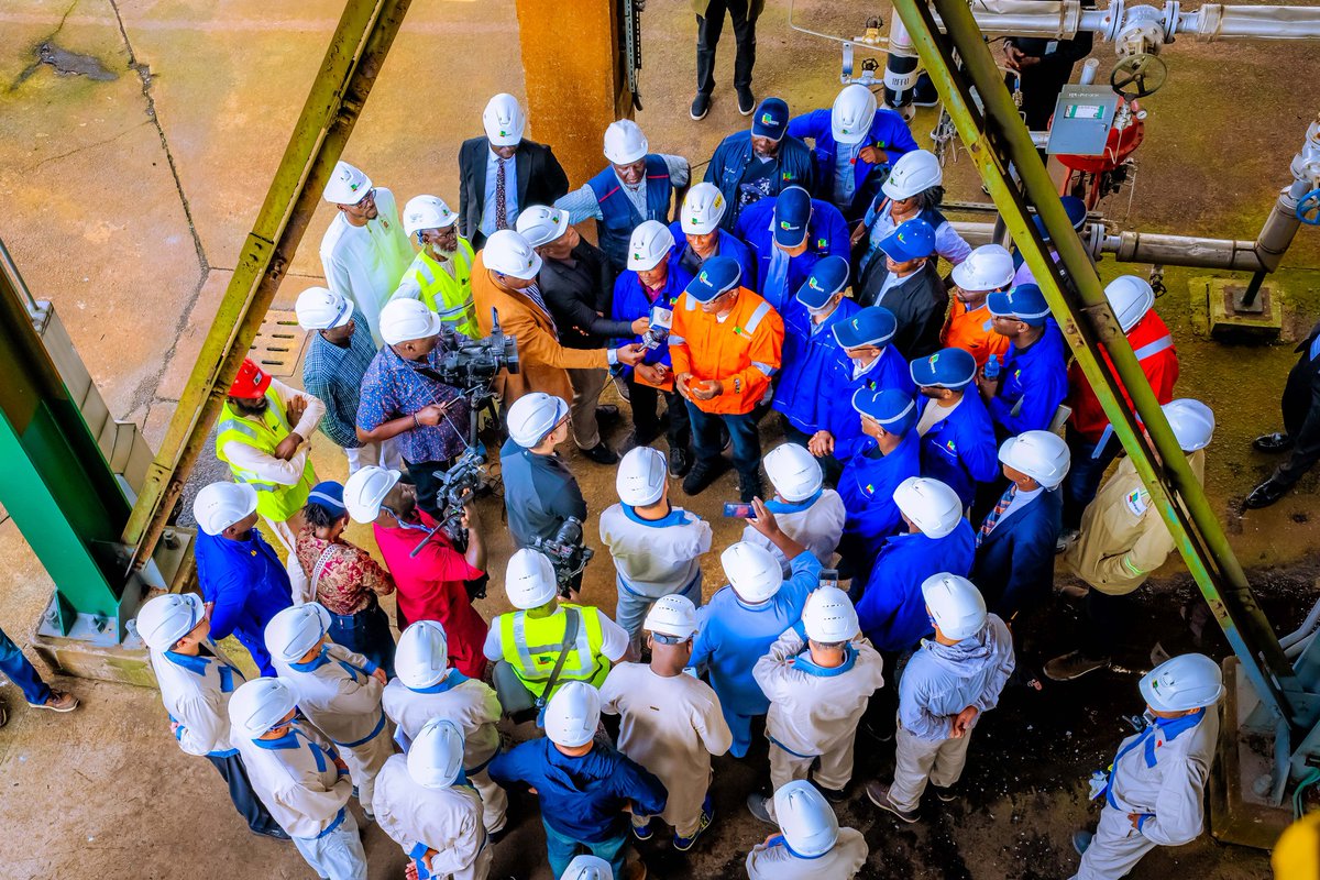 BBOjulari's tweet photo. Fixing a refinery takes more than pipes and pumps. It takes the right partners.

That's the thinking behind the MoU recently signed for the Port Harcourt and Warri Refineries, now moving into a rigorous evaluation phase.

🔹 𝐀 𝐬𝐭𝐫𝐚𝐭𝐞𝐠𝐢𝐜 𝐬𝐡𝐢𝐟𝐭 𝐭𝐨𝐰𝐚𝐫𝐝 𝐥𝐚𝐬𝐭𝐢𝐧𝐠 𝐫𝐞𝐬𝐮𝐥𝐭𝐬 Introducing a performance-based business partnership model, built for profitable and self-sustaining refineries.

🔹 𝐄𝐯𝐚𝐥𝐮𝐚𝐭𝐢𝐨𝐧, 𝐧𝐨𝐭 𝐜𝐨𝐦𝐦𝐢𝐭𝐦𝐞𝐧𝐭
The MoU is an agreement to explore working together, not a binding contract.

🔹 𝐃𝐮𝐞 𝐝𝐢𝐥𝐢𝐠𝐞𝐧𝐜𝐞 𝐟𝐮𝐧𝐝𝐞𝐝 𝐛𝐲 𝐭𝐡𝐞 𝐩𝐚𝐫𝐭𝐧𝐞𝐫𝐬 𝐭𝐡𝐞𝐦𝐬𝐞𝐥𝐯𝐞𝐬
Prospective partners are covering the full cost, which keeps the process data-driven.

🔹 𝐁𝐮𝐢𝐥𝐝𝐢𝐧𝐠 𝐭𝐨𝐰𝐚𝐫𝐝 𝐬𝐨𝐦𝐞𝐭𝐡𝐢𝐧𝐠 𝐛𝐢𝐠𝐠𝐞𝐫
The vision includes expanding the petrochemicals value chain and investing in gas-based industries, including new methanol plants.

Real change isn't announced once. It's built through discipline applied consistently, at every stage, until it becomes how things are done.

#NNPCLtd #WarriRefinery #PortHarcourtRefinery #EnergySecurity