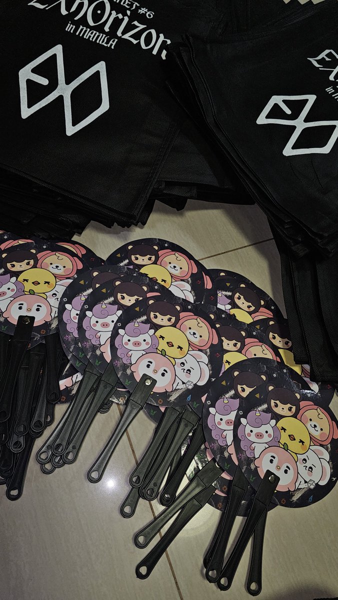 helloangel0408's tweet photo. Meanwhile, yung round fan na ginawa ko is not what I was expecting. (Muntik na takpan si Kyungsoo.)

Sobrang hirap pa contactin ni supplier. Muntik pa ako magpagawa sa iba kasi unresponsive nya. 😭

Please, tanggapin nyo pa rin sya. https://t.co/Sh7D1xJ5xk