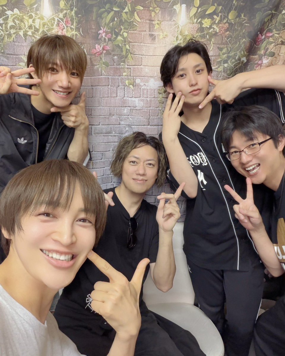 yuta_0323_'s tweet photo. 本日も #ライブレンジャー 稽古！

毎回稽古中にどの位歩いてたのか、万歩計を忍ばせようとしていて忘れてしまいます😭

稽古場も毎日賑やかですぅー！！
英くんが7月3日の73ポーズ教えてくれました😁

#ふぁにろもん 公式HP
https://t.co/NMc7GTqHn9 https://t.co/EyFc0UdYbA