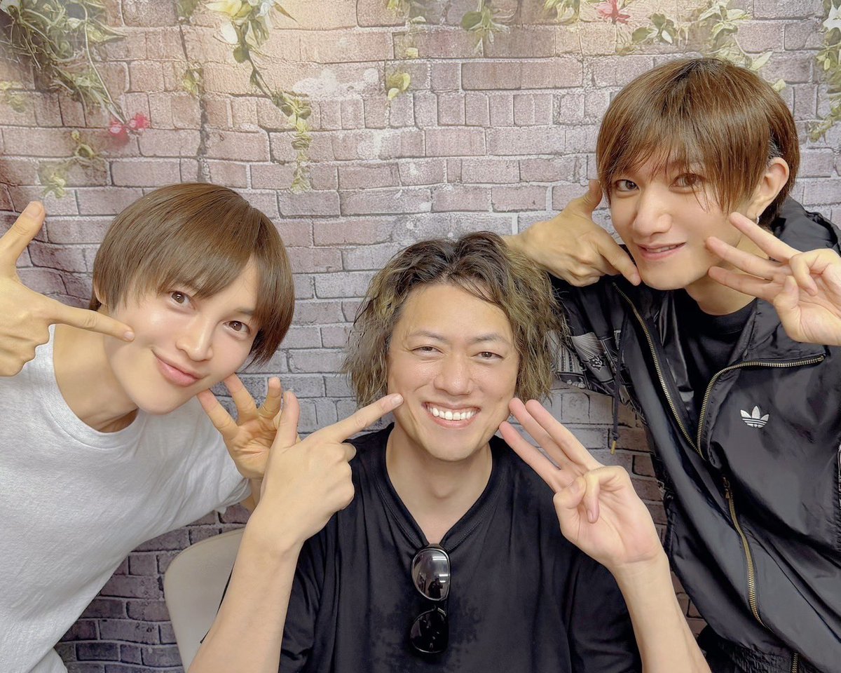 yuta_0323_'s tweet photo. 本日も #ライブレンジャー 稽古！

毎回稽古中にどの位歩いてたのか、万歩計を忍ばせようとしていて忘れてしまいます😭

稽古場も毎日賑やかですぅー！！
英くんが7月3日の73ポーズ教えてくれました😁

#ふぁにろもん 公式HP
https://t.co/NMc7GTqHn9 https://t.co/EyFc0UdYbA