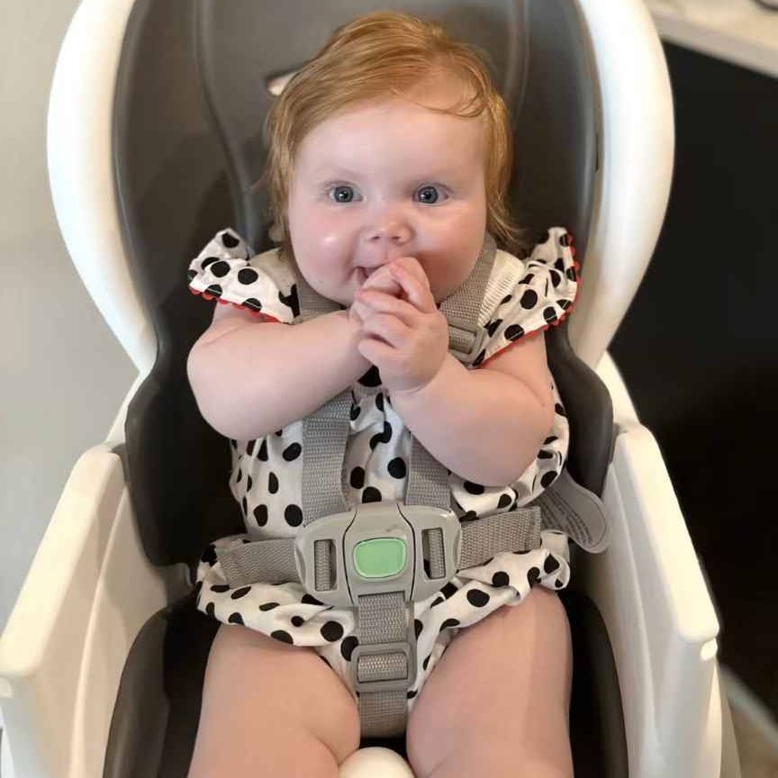 Cultination1's tweet photo. 🇺🇸👶🚒 Ce pompier DÉCOUVRE une petite fille dans une boîte… puis DÉCIDE de l'ADOPTER.

En janvier 2023, un pompier de Floride est intervenu après l'alarme d'une « boîte à bébé » installée dans sa caserne. À l'intérieur, il a découvert une PETITE FILLE emmitouflée dans une couverture rose. Lui et son épouse, qui rêvaient depuis longtemps d'avoir un ENFANT, ont immédiatement demandé à l'adopter.

Quelques mois PLUS TARD, l'adoption de la petite Zoey a été officialisée. Le pompier a choisi de raconter cette histoire pour rassurer la mère biologique : son enfant est aujourd'hui entouré d'amour et vit dans une famille qui l'attendait depuis des années. 
(Today)