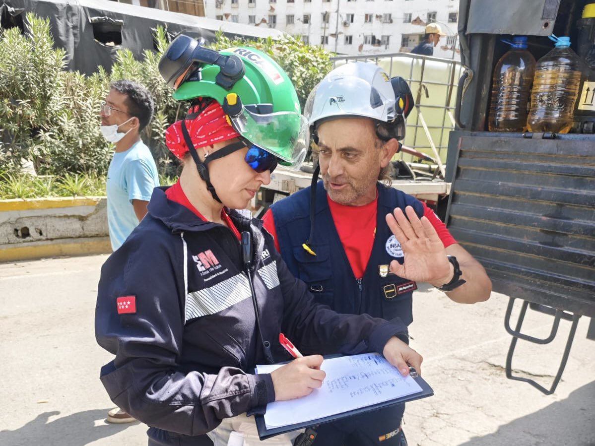SaludMadrid's tweet photo. 🇻🇪 7 profesionales del #SUMMA112 y una enfermera del @HospiLaPaz se han desplazado esta semana a Venezuela con el equipo equipo START de la @AECID_es para ayudar tras los terremotos.
➡️ Se suman a los 6 del #SUMMA112 que viajaron con el #ERICAM de @ComunidadMadrid. https://t.co/so0pCIagjr