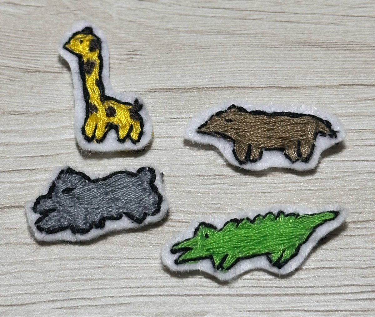 06Fzv's tweet photo. 妻の描いた動物達をワッペンにすると愛くるしさが増してたまらん🥰

なんの生き物か分かるか分からないかの絶妙な感じがいいwww https://t.co/Qh3xJoygQC