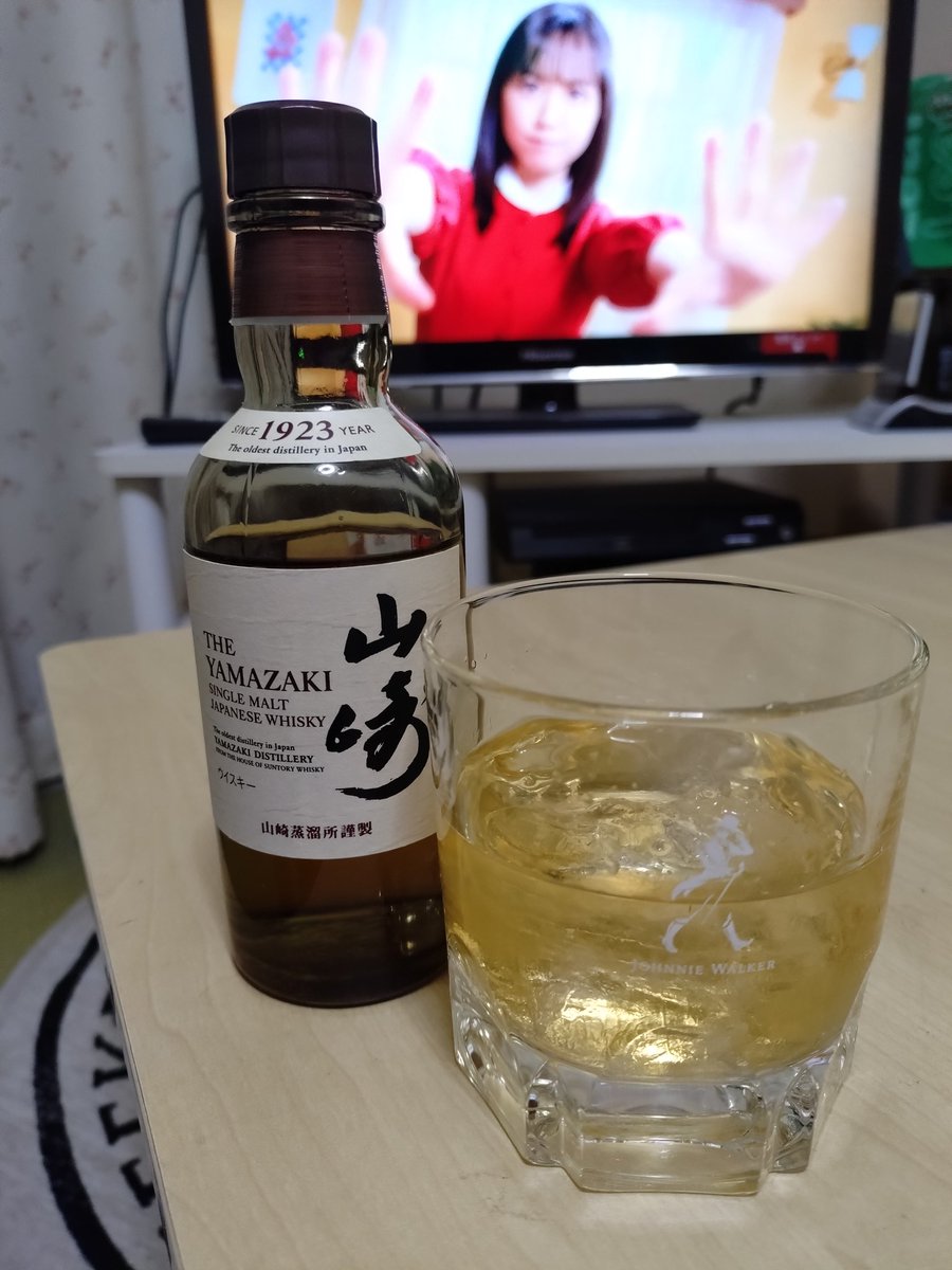 waopeco's tweet photo. 金曜だー！今週も犬のように働いた！丸太のように眠る！のはもったいない・・・山崎のミニボトルをロックで。#TWLC https://t.co/Knhoh01l1Y