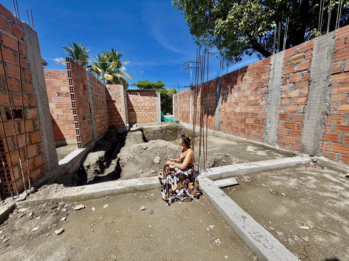 ElizbethCristi7's tweet photo. 🚨 Quiero contarles la difícil situación que estoy viviendo con la construcción de mi casa.

El 31 de enero firmé un contrato con un arquitecto para construir la casa que durante años soñé y para la que ahorré con mucho esfuerzo. El plazo de entrega era hasta el 31 de mayo. Sin embargo, después de cinco meses, el avance de la obra era mínimo: prácticamente solo levantó algunos muros. A pesar de los reiterados incumplimientos, acepté darle una prórroga con la esperanza de que cumpliera, pero tampoco lo hizo. Incluso llegó a solicitarme más tiempo.

Aquí están enterrados mis sueños, los ahorros de muchos años de trabajo y también los sueños de mi mamá, quien anhelaba disfrutar esta casa junto a sus seres queridos.

Hoy siento una profunda tristeza e impotencia al ver cómo un proyecto construido con tanto esfuerzo quedó en manos de una persona que incumplió sus compromisos.

He decidido hacer pública esta situación porque no pienso quedarme callada. Muy pronto contaré toda la historia y daré a conocer quién es el responsable, para que otras personas estén informadas.

No busco venganza; busco justicia y que nadie más tenga que ver enterrados sus sueños, sus ahorros y su patrimonio por culpa de la irresponsabilidad de otros.