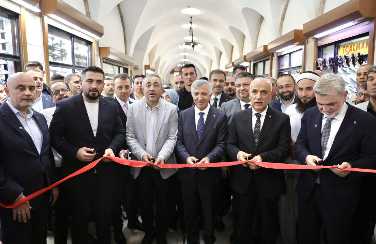 DulkadirogluTC's tweet photo. 6 Şubat Kahramanmaraş depremlerinde ağır hasar alan “Kahramanmaraş Tarihi Kapalı Ayakkabıcılar Çarşısı” açılışı programına katıldılar. https://t.co/rjjXHiph8w