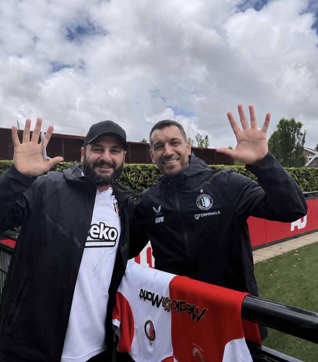 kartlnasaletijk's tweet photo. 🖐️ Giovanni van Bronckhorst, Galatasaraylılara bir şey hatırlatıyor. https://t.co/CahzaWMNYb