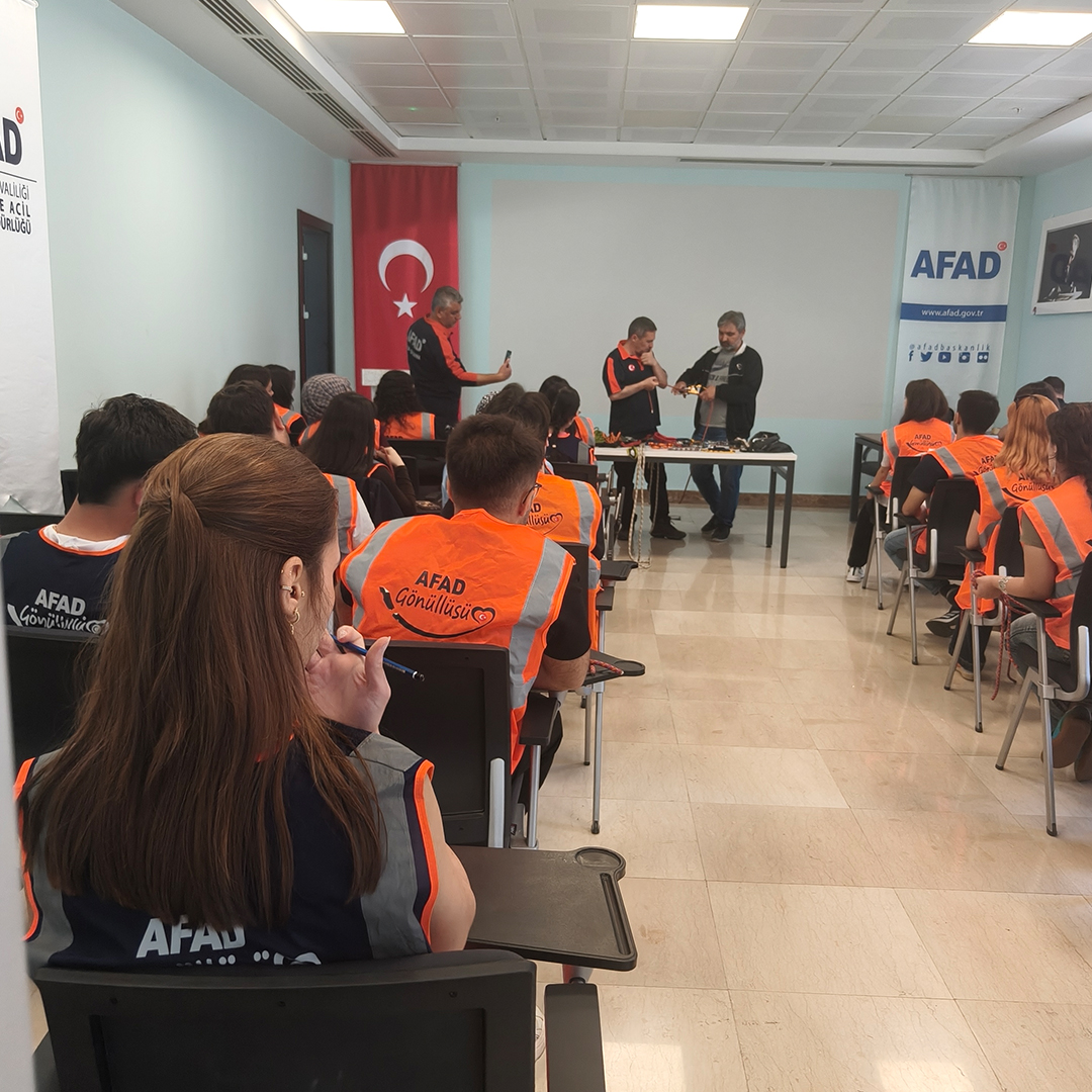 AFAD_gonullu's tweet photo. 📍Denizli

Destek AFAD Gönüllüsü eğitimleri devam ediyor.

#afad #afadgönüllü #afaddenizli https://t.co/i9UwbF3Wey