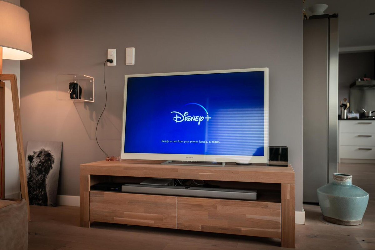 Fansdepantallas's tweet photo. Disney+ tiene algunas de las mejores series del momento...

Pero también guarda auténticas joyas que casi nadie recomienda.

Si ya has visto las más famosas, aquí tienes 6 series ocultas que merecen muchísimo más reconocimiento. 🧵👇 https://t.co/r3AXUrrPd7