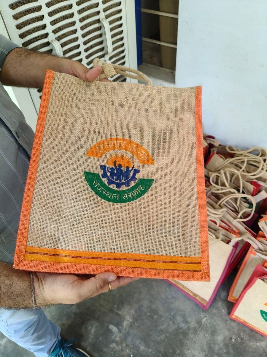 hkjadam2001's tweet photo. क्या हाल हे मित्रो ❤️😀 कल जा रहे हो ना ?#fourthgrade @AmitBajolia @KrishanTetawral https://t.co/nIJHq1THGJ