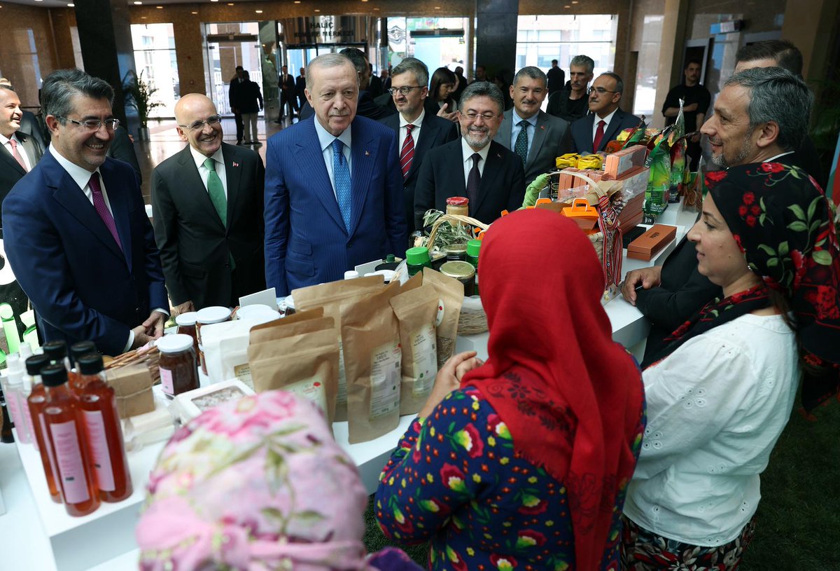 Akparti's tweet photo. "Çiftçilerimizin kendi elektriğini üretmesini teşvik ediyoruz. 15 milyon liraya kadar 8 yıl vadeli ve yüksek sübvansiyon oranlarıyla kredi imkanı sağlıyoruz."

Cumhurbaşkanımız Sayın Recep Tayyip Erdoğan, Ziraat Bankası 5. Tarım Ekosistemi Buluşması programına katıldı. https://t.co/ZbrIKo3oGp