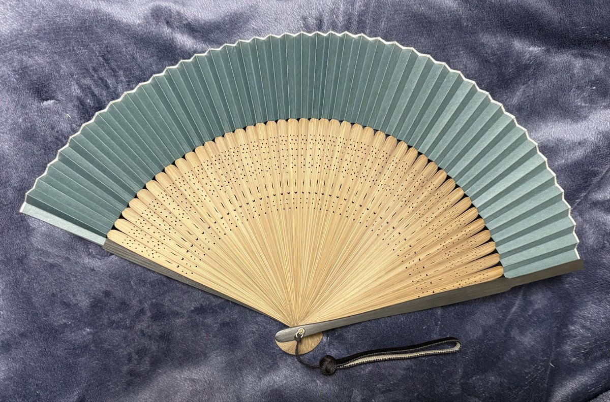 s18k3n241's tweet photo. 扇子コレクションの新入り探してることを
京都行った時に友達に伝えたら白竹堂さん行こ！って連れてって貰って…めっちゃ可愛い扇子に出逢えた…
紺と緑で凄く迷ったけど大好きな緑にして良かった！
連れてってくれてありがと
店員さんも色々ありますよって候補を出してくれてありがとうございました😭 https://t.co/yMgH0rfWuf