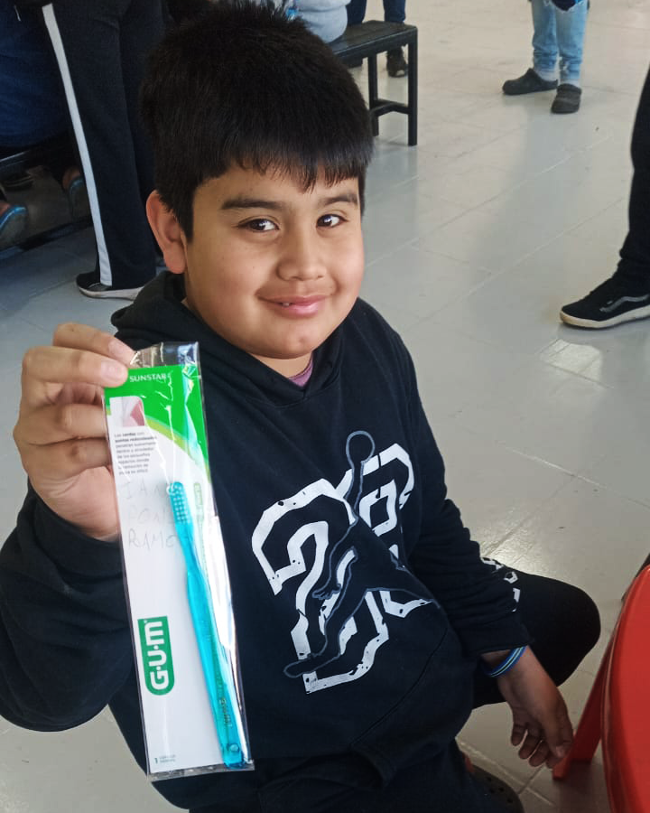 IUNIRok's tweet photo. GUM donó cien cepillos de dientes para infancias del barrio QOM donde trabaja el Departamento de Extnesión del IUNIR. Los cepillos llegaron al barrio gracias las gestiones de la Facultad de Odontología de IUNIR, a través de su decano Roberto Ferrari Gino. https://t.co/JUvAfNPlGm