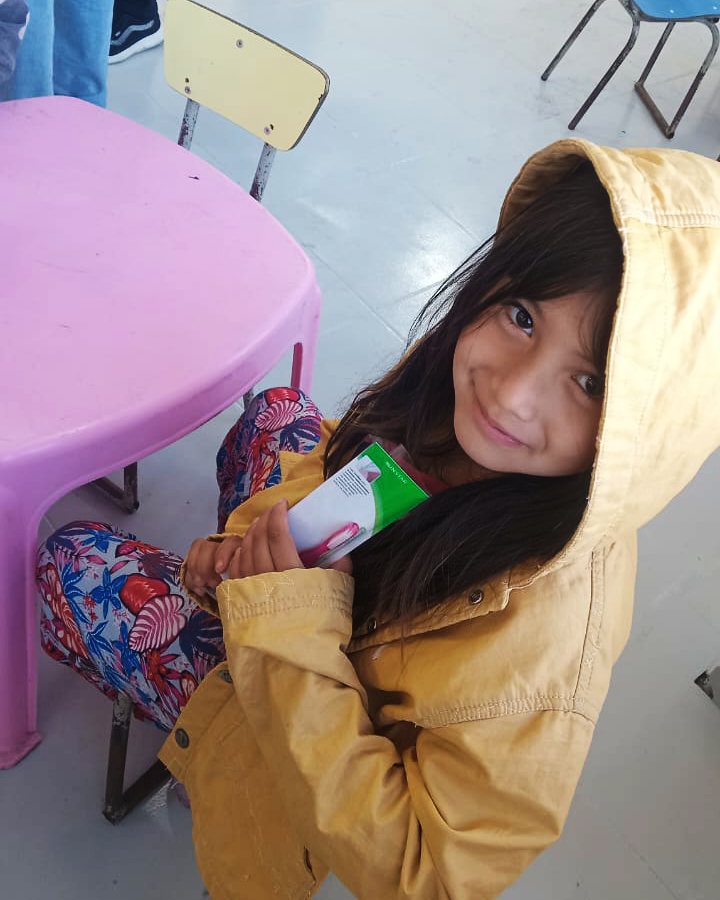 IUNIRok's tweet photo. GUM donó cien cepillos de dientes para infancias del barrio QOM donde trabaja el Departamento de Extnesión del IUNIR. Los cepillos llegaron al barrio gracias las gestiones de la Facultad de Odontología de IUNIR, a través de su decano Roberto Ferrari Gino. https://t.co/JUvAfNPlGm