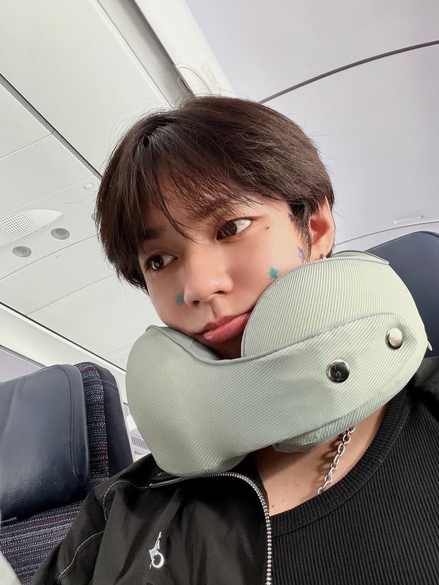s_ueun's tweet photo. 비행기에서 푸데푸데했을 생각하니까 너무귀여워서 웃음나옴 https://t.co/8ppk9ssosz