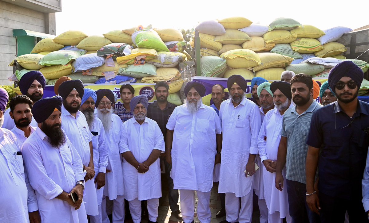 officeofssbadal's tweet photo. Started wheat distribution sewa for our hailstorm-affected farmers and farm labourer families in Gandhar village (Malout) in Sri Muktsar Sahib district.

Today, handed over one quintal of wheat per family to 300 families.

Heartfelt gratitude to the dedicated party leadership and workers from Sangrur, Nabha and Zira Assembly constituencies who collected and sent 300 quintals of wheat for this village.

This sewa, which began from Malout constituency today, will be extended to other areas also.

It is deeply anguishing that the @AamAadmiParty govt has not given even a single rupee in compensation to the victims till date. They only indulge in lip service and fake branding, while our farmers continue to suffer.

I appeal to all Punjabis — see the difference. Shiromani Akali Dal is your own party. We stand shoulder to shoulder with our farmers and labourers, always committed to their service.