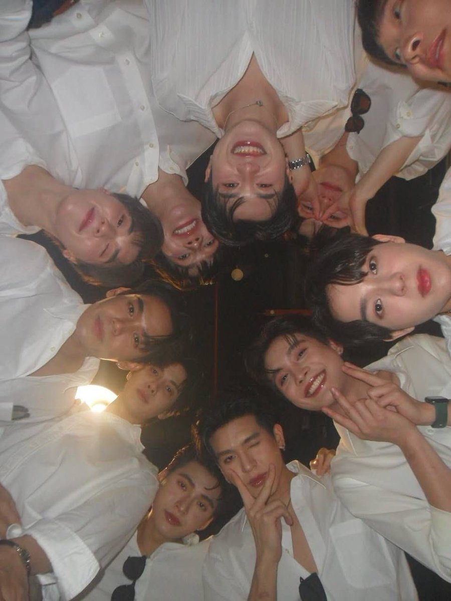 yikon137's tweet photo. can we get another photo like this ?? 🥹🥹 these days i clear my gallery and found alot of fourever you gang pics and don’t want to say goodbye more https://t.co/jp9VOVYG4q