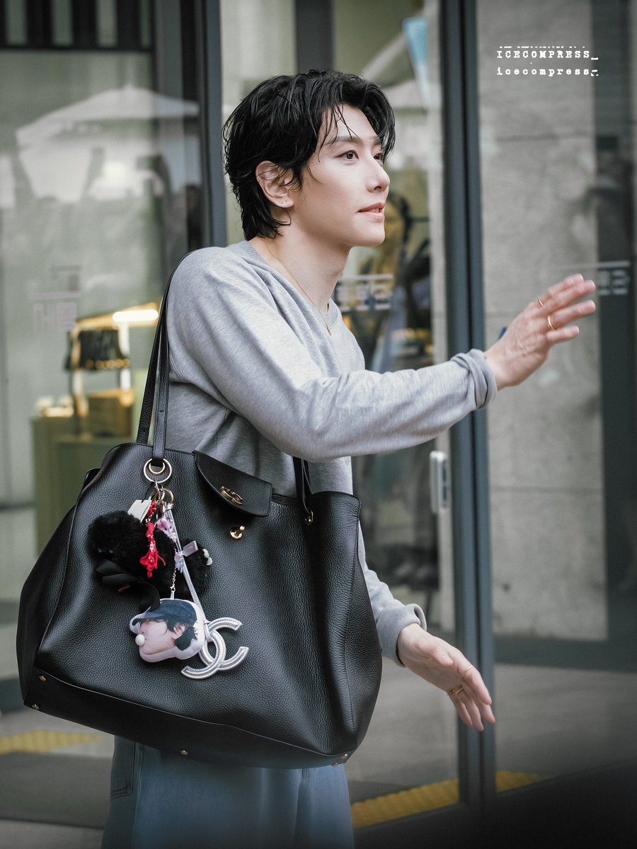 icecompress_'s tweet photo. 260703 베토벤 퇴근길 

오늘도...❤️‍🔥

 #박효신 #parkhyoshin #퇴근길 https://t.co/hvhw0vFdRs