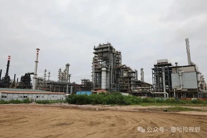 DGAfrica_MFA's tweet photo. The Sen Tuo Oil Refinery Phase II Expansion Project officially broke ground recently. The plant's daily processing capacity will be increased from 40,000 to 100,000 barrels. HE John Dramani Mahama, President of Ghana mentioned the project’s importance to Ghana's industrial development. Once completed, the project will help deepen the energy value chain and create more local jobs.🇨🇳🇬🇭#FOCAC