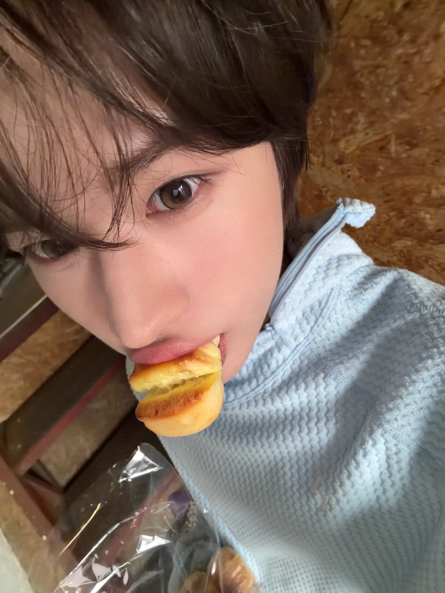 kmnifan's tweet photo. 경민셀카에 제일자주나오는건 아무래도
음식          이겟지
입에물고찍는거 진짜졸귀 ... ♡♡♡♡♡ https://t.co/eXDc1vLoJY