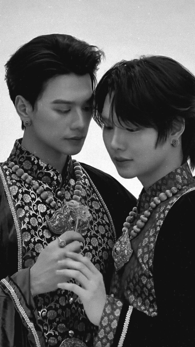xiaosenruosen's tweet photo. “ เจ้าปี้ยังจ๋ำได้ก่ คืนวันแต่งงาน น้องหื้อสัญญาว่าจะเคียงข้างเจ้าปี้จนสิ้นลมหายใจ๋สุดท้าย ”

“ ปี้ฮู้ว่าน้องต้องการอะหยัง ปี้บ่าหื้อน้องไป๋ เจ้าต้องท่าอยู่ตี้คุ้มหลวง ”

“ น้องจากเมืองยวมเพื่อมาเป็นชายาของเจ้าน้อยอินทร์คำ นับแต่นั้น เมืองระมิงค์ของเจ้าปี้ก่คือบ้านของน้องเจ้นกั๋น ”

“ น้องก่ฮู้ว่าสนามรบมันเต๋มไปด้วยหอกดาบ! ”

“ ก่หากเจ้าปี้ต้องไปยืนกลางคมหอก น้องก่จะไปยืนข้างเจ้าปี้! ”

“ เจ้าเอื้องจันทร์! ”

“ หากฟ้าจะพราก ก่ขอหื้อพรากเฮาสองไปพร้อมกั๋น ”

“ เจ้าเอื้อง ”

“ น้องแค่ฮักษาสัญญาของน้อง แล้วสัญญาของเจ้าปี้เล่า ”

“ ... ”

“ ... ”

“ ... ปิ๊กมาเมื่อใด ปี้จะพาเจ้าไปตามหาเอื้องเงินหลวงตามสัญญา ”

“ เจ้าปี้อู้แล้วหนา ”

“ ปี้หื้อสัญญา บ่ว่านานเต้าใด ”

“ บ่ว่านานเต้าใด ”