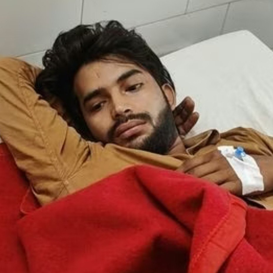 SurajKrBauddh's tweet photo. दलित लड़की के साथ गैंगरेप और हत्या! 😡💔    

संत कबीर नगर में मोहम्मद शरीफ और आमिर ने एक नाबालिग दलित लड़की के साथ गैंगरेप कर उसकी हत्या कर दी, और फिर उसकी लाश को कब्रिस्तान में लटका दिया।

मोहम्मद शरीफ जैसे दरिंदे रोज दलित लड़कियों पर ज़ुल्म कर रहे हैं, फिर भी समुदाय के नेता बेपरवाह बने हुए हैं। नेताओं की इस चुप्पी को देखकर दलित समुदाय के उनके समर्थक, इन्फ्लुएंसर और विचारक भी चुप हैं।

जिस तुष्टिकरण की राजनीति के कारण बहुजन नेता दलितों पर होने वाले ज़ुल्मों पर चुप रहते हैं, वही राजनीति उन्हें वोट दिलाने में नाकाम रहती है और उन्हें सत्ता से कोसों दूर रखती है। अगर अपराधियों की सच में कोई जाति या धर्म नहीं होता, तो हमारे नेता तुष्टिकरण के लिए चुप क्यों रहते हैं? हम इस लड़की को इंसाफ दिलाने की कोशिश कर रहे हैं। संत कबीर नगर से मेरी टीम के एक लोकल साथी कल पीड़ित परिवार से मिलने भी जा रहे हैं, ताकि कार्रवाई के संबंध में सारी जानकारी उपलब्ध करवा सकें। 

गौर करने वाली बात है कि संत कबीर नगर उत्तर प्रदेश का वही ज़िला है जहाँ कुछ दिन पहले मोहम्मद नासिर और उसके दोस्त दलित समुदाय की लड़कियों के साथ छेड़छाड़ कर रहे थे। जब लड़की के चाचा आनंद गौतम ने इसका विरोध किया, तो उनके दखल से उनकी धार्मिक भावनाएँ आहत हो गईं; नतीजतन उन्होंने दिन-दहाड़े मुर्गा काटने वाली चाकू से उनका गला काट दिया। अब मोहम्मद शरीफ और मोहम्मद अमीर ने एक दलित लड़की के साथ गैंगरेप और उसकी हत्या कर है।

आनंद गौतम की हत्या के मामले में चंद्रशेखर आजाद और उनकी भीम आर्मी तो मोहम्मद नासिर और दूसरे हत्यारों का नाम लेने की हिम्मत भी नहीं जुटा पाए थे। क्या वे इस मामले पर अपनी चुप्पी तोड़ेंगे? सिर्फ ऊंची जातियों के ख़िलाफ़ जोरदार विरोध-प्रदर्शन काफी नहीं हैं; दलितों पर ज़ुल्म करने वाले सभी अपराधियों के खिलाफ इंसाफ के लिए आवाज उठानी चाहिए, चाहे अपराधी किसी भी जाति के हों।
