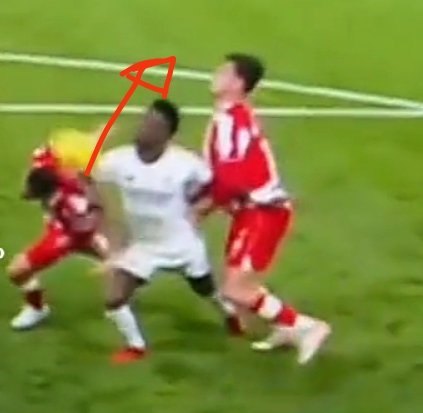Santwell_'s tweet photo. @everfutbol2023 @AdriRM33 Pero como va a ser hombro esto ,no te lo crees ni tu?, y lo de Messi si es penal pero en ese tiempo no había var,pero yo reconozco que lo de Messi es mano pero que tú no reconozca que lo de Vinicius es mano es DELINCUENCIAL https://t.co/S77pCgAZey