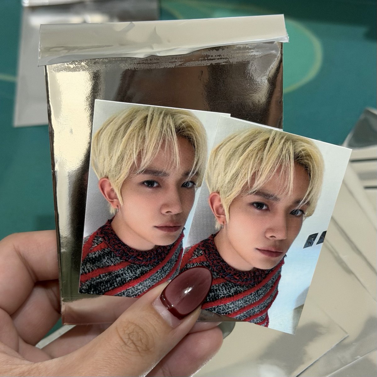 trackhee's tweet photo. also i’m thanking heeseung for sharing his luck cause one ld had a dupe 😭🍀 https://t.co/mZeHLeBYbF
