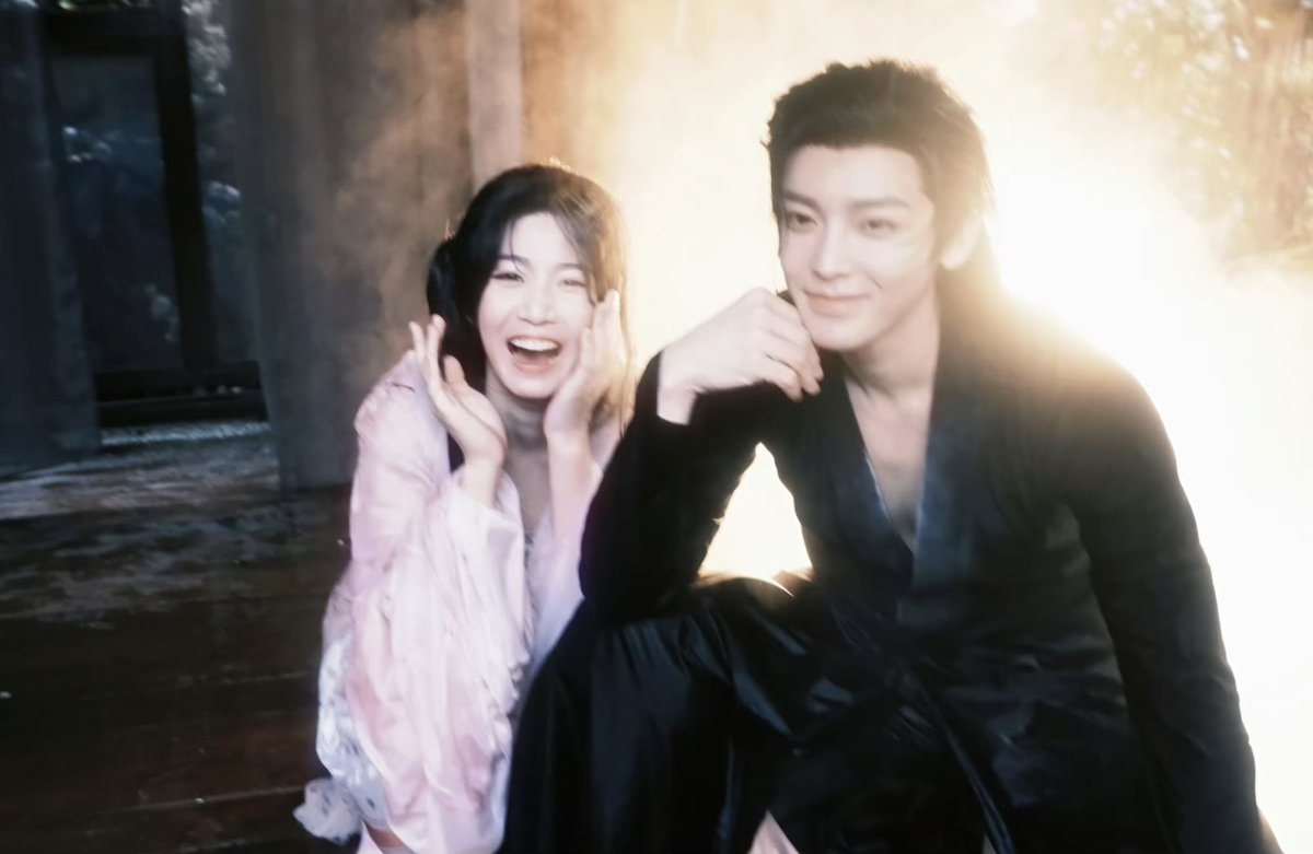 miemiehmhlyx's tweet photo. how she posted him                 how he posted her https://t.co/mzHEmwCrHX