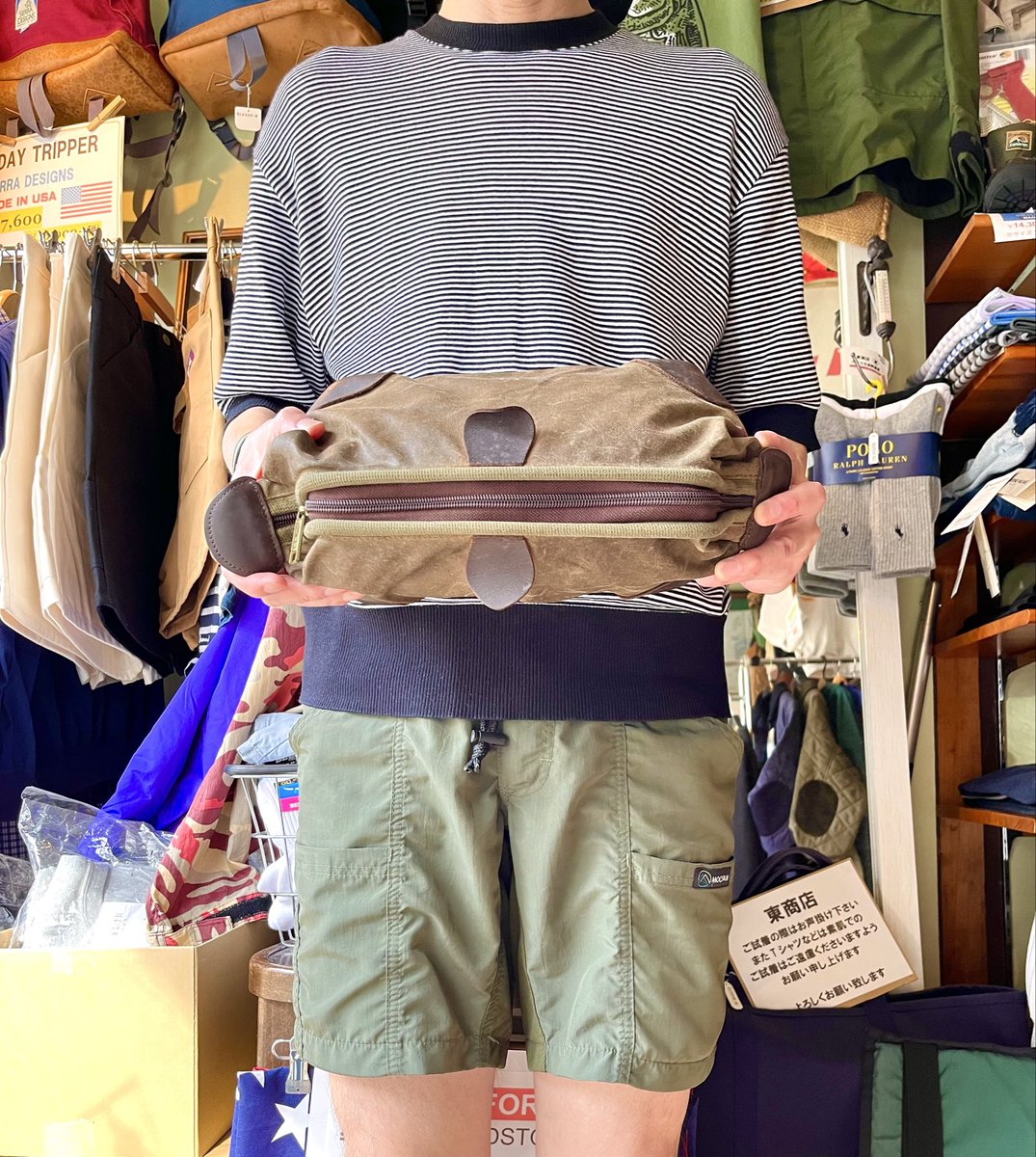 azumashoutenkyo's tweet photo. 東商店
サイズ感です
小脇に抱えてください
開口部に
硬めの資材が入っており
開閉しやすくはないですが
趣きを好まれるかた
ワックスコットンです
底の寸法
26cm×14cm
L.L.Bean
小バッグ(中古品)
¥7,920税込
#llbean
#エルエルビーン
#東商店
#山科
#山科洋服 #京都 #kyoto #セレクトショップ https://t.co/R0Ize7AwmS