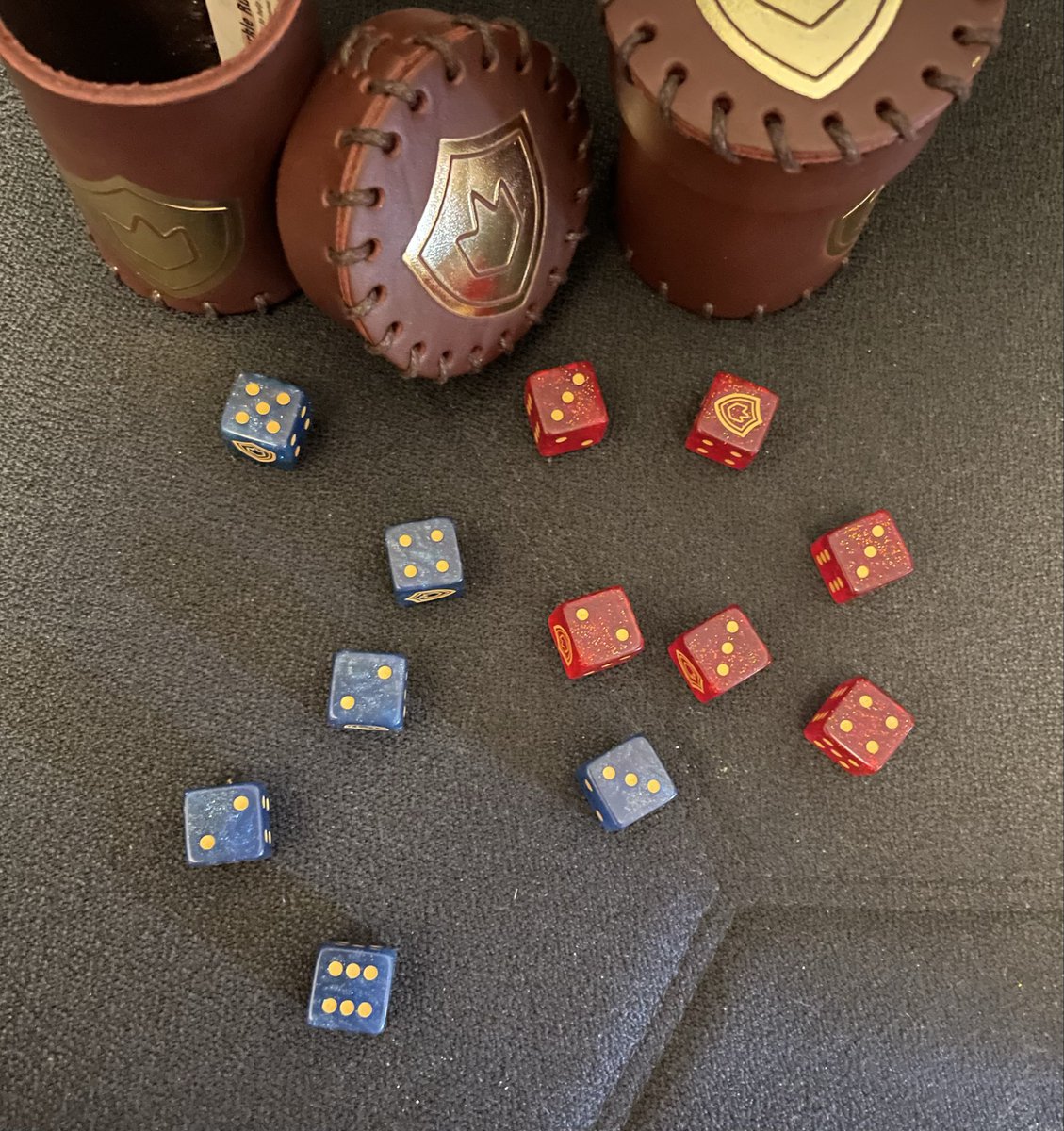 Fibblefib's tweet photo. @InTheLittleWood blue got 750, red got 400 🤷 both pretty good rolls tbh https://t.co/4xsK9dfolg