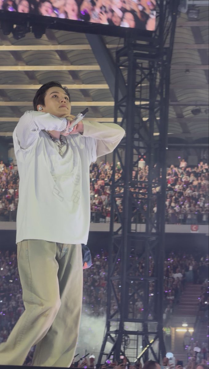 yoongislve's tweet photo. BARRICADE FOR BTS AND SAW MY ULT UP CLOSE 😭😭😭😭 HE’S MY FAVORITE FUCKING PERSON EVER EVER EVER YALL DONT UNDERSTAND https://t.co/hDjw7DKQs0
