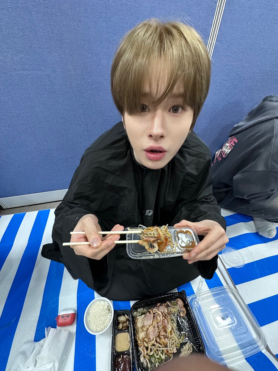 kmnifan's tweet photo. 음식 + 광각
이게진짜 제일로귀엽고 따랑스러움 ...
한입에와아앙 https://t.co/HA2RBzUI7j