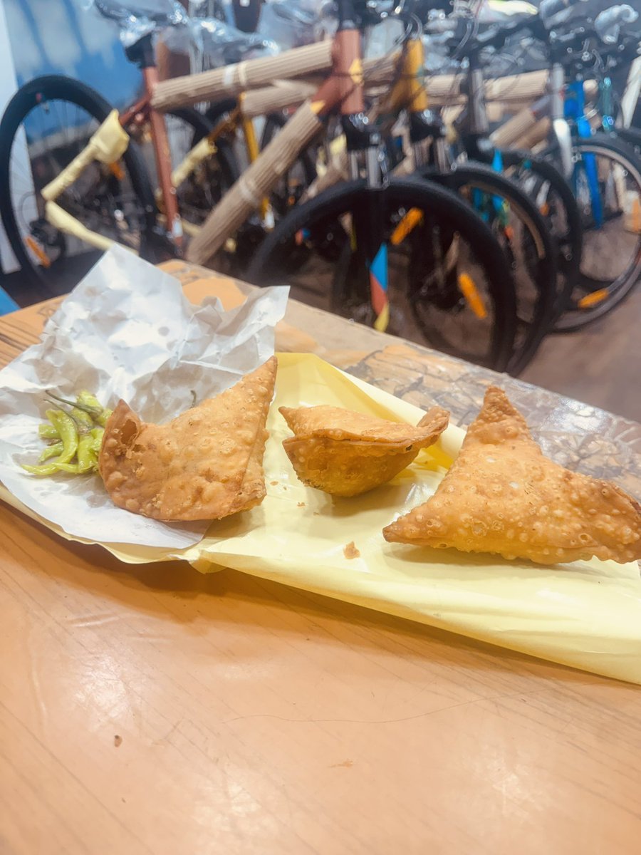 amarbarwe's tweet photo. Those who are past students of Garware College, Pune will know where you get this?! Rain through the day called for some spicy snack. Voila, Samosa On My Plate. @ProSportsBikes 
#Pune #EveningSnack #TapadiaSamosa https://t.co/PAcLnqD1Ct