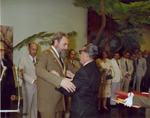 LazaroaAmador94's tweet photo. #FidelCastro es condecorado con la "Orden de Salud Pública en el Grado Máximo de Gran Oficial" por el Ministro de Previsión Social y Salud Pública de Bolivia, el 2 de julio de 1985 https://t.co/CjlB9k9jS1 #100AñosConFidel
#Cuba
#SomosContinuidad
#RevoluciónCubana https://t.co/1nSONEGEwJ