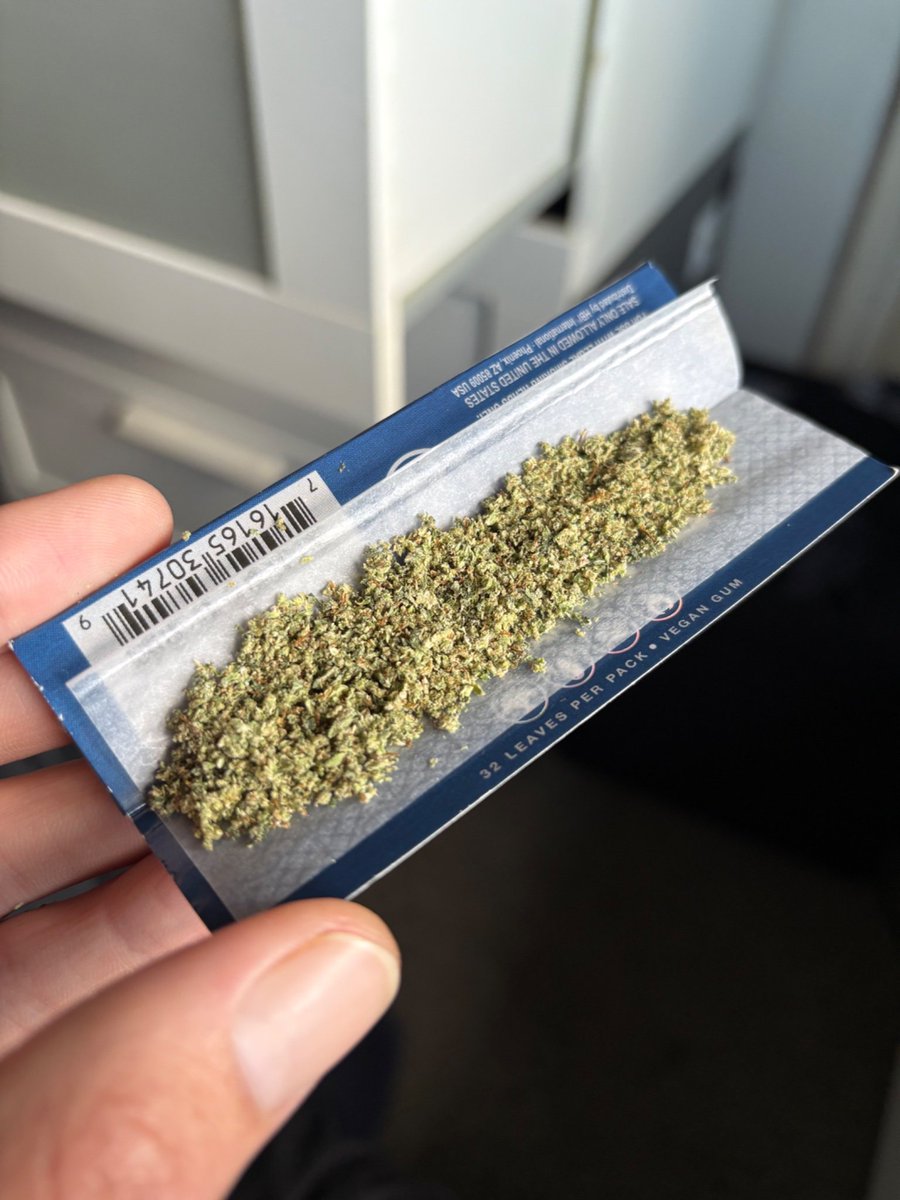 tr3ygoat's tweet photo. Which is better: weed with tobacco or weed without tobacco? https://t.co/WpDjNNU38M