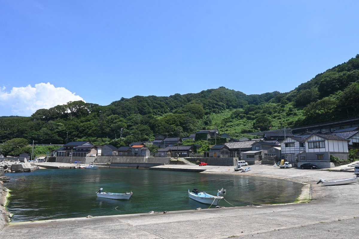 kaga_rin0321's tweet photo. ここ数年の七月。振り返ってみると海沿いにばかり行っている。どこも暑かったけど思い出深い https://t.co/UPiDw5x1uG
