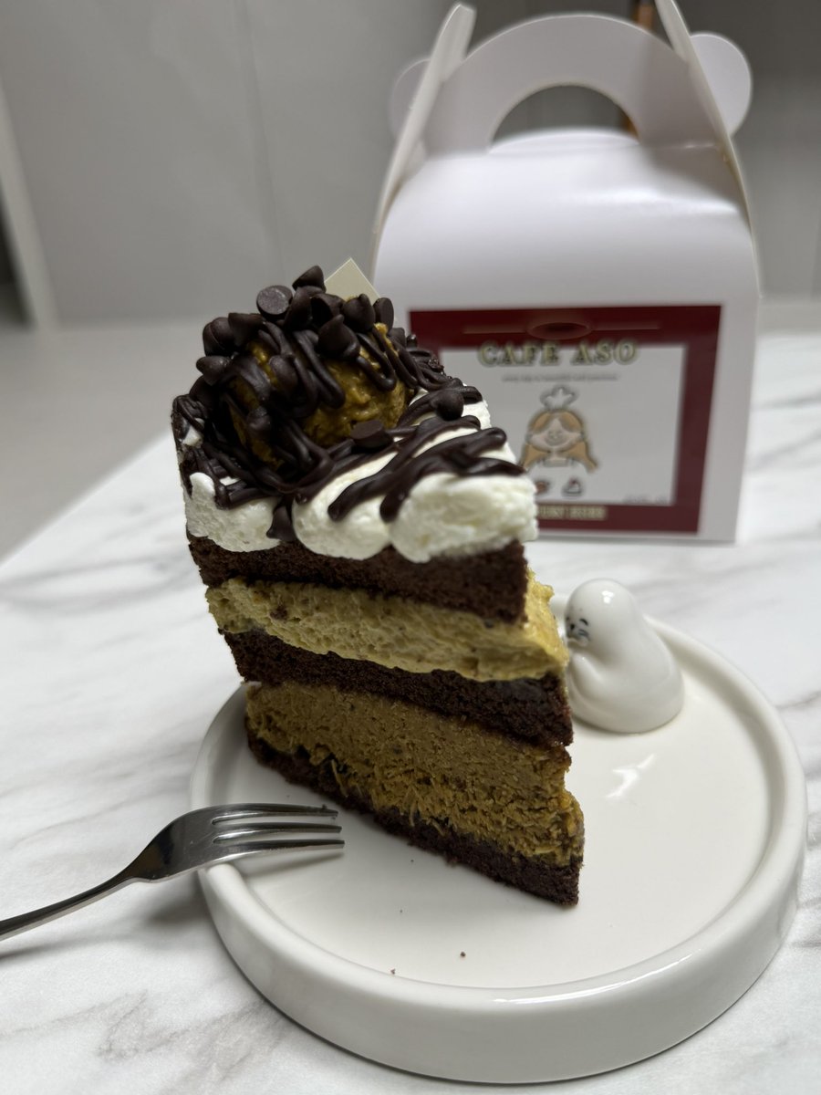 chapiik7's tweet photo. 今日の夜ご飯＋デザート
韓国チキン（네네치킨）にドバイチョコケーキ（10900원 ）🍫 https://t.co/zK8kompp3c