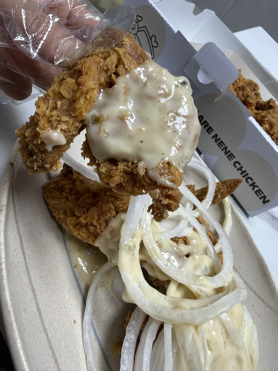 chapiik7's tweet photo. 今日の夜ご飯＋デザート
韓国チキン（네네치킨）にドバイチョコケーキ（10900원 ）🍫 https://t.co/zK8kompp3c