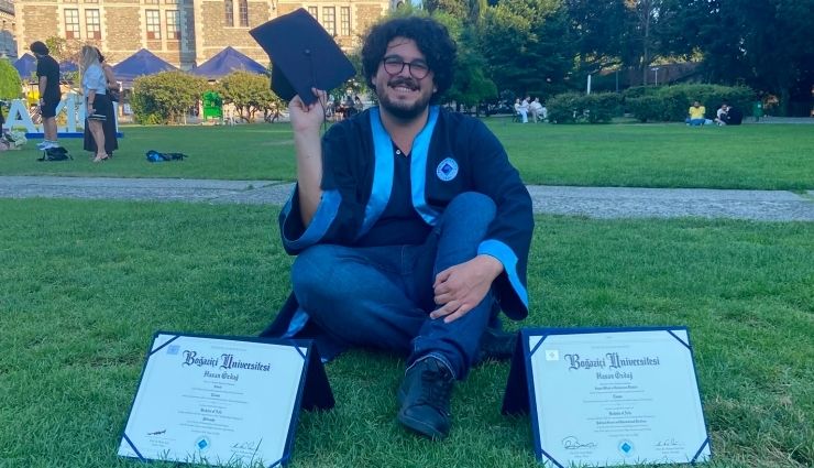 onedio's tweet photo. Boğaziçi Üniversitesi'nde akademisyen Yasin Ramazan Başaran'la diploma töreninde fotoğraf çektirmeyi reddeden Hasan Özdağ'ın mezun kartı pasife çevrildi. 

(Cihan Tekin/Diken) https://t.co/SjxXdAbQsy