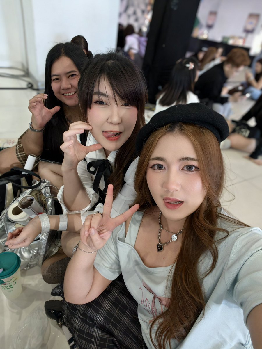 bumbimB_1730's tweet photo. เด๊อะแก๊ง🫶🫶 https://t.co/P2bshlnuCX