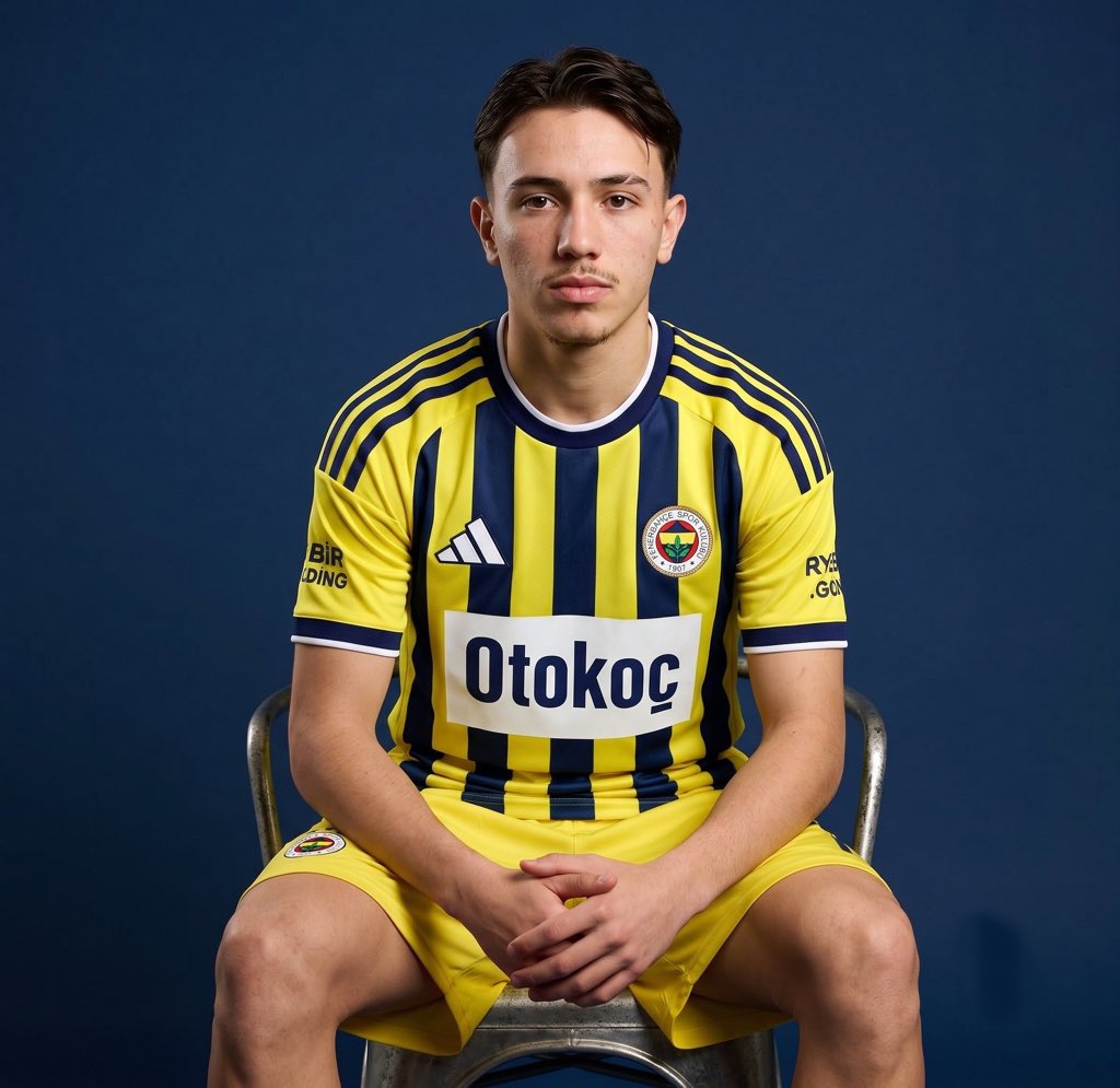SFonlineTr's tweet photo. Geleceğe yatırım, rekabete güçlü bir cevap!

Sarı-lacivertliler, ezeli rakibi Galatasaray’ın altyapısında forma giyen 18 yaşındaki yetenekli kanat oyuncusu Yiğit Çolak ile anlaşmaya vardı.

Genç yıldız adayı artık Fenerbahçe için ter dökecek.

Yiğit Çolak’a hoş geldin diyor, çubuklu forma altında başarılarla dolu bir yolculuk diliyoruz.

Hayırlı olsun! 💛💙