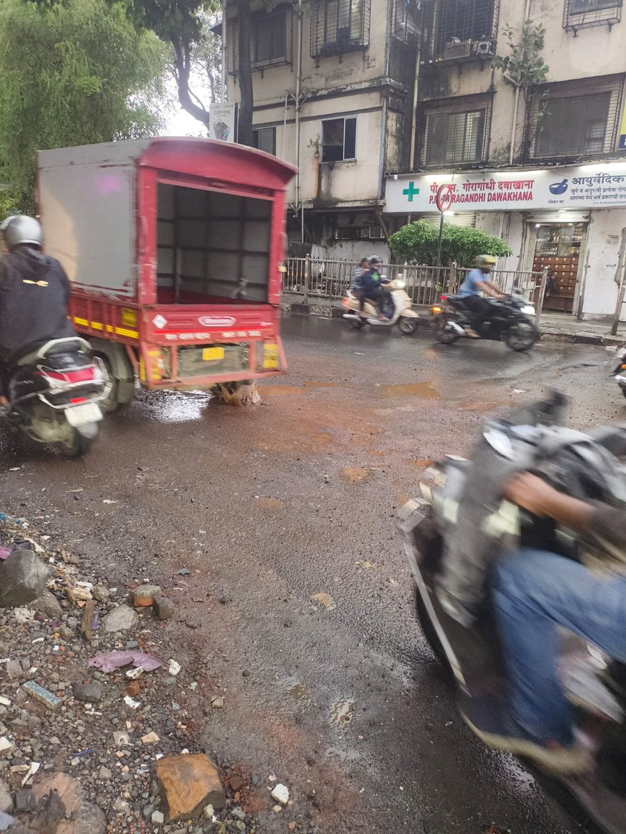 akkkidgr8's tweet photo. "चिंचपोकळी ब्रिजवर अर्थर रोड येथे मोठ्या प्रमाणात खड्डे पडले आहेत, ज्यामुळे वाहनचालकांना आणि पादचाऱ्यांना खूप त्रास होत आहे. संबंधित प्रशासनाने कृपया याची त्वरित दखल घ्यावी आणि दुरुस्तीचे काम लवकरात लवकर पूर्ण करावे. @MCGM_BMC #MumbaiRoads #Chinchpokli #Potholes https://t.co/PYb3tgn8Hk