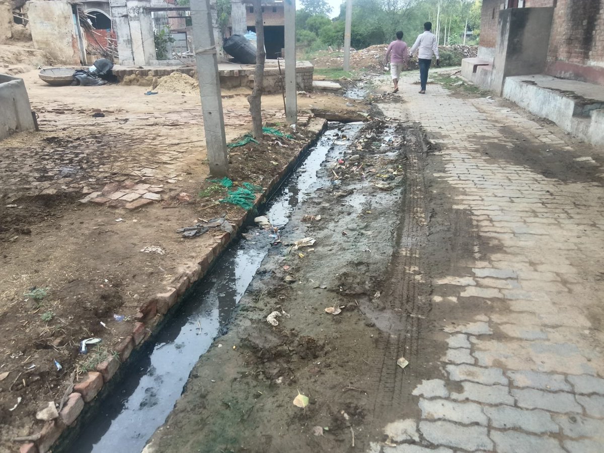 thelucknowtimes's tweet photo. विजयीपुर ब्लॉक की ग्राम पंचायत गढ़ीवा जालंधरपुर की बदहाली की तस्वीरें।
शौचालय बंद, पानी की किल्लत और गंदगी से बीमार हो रहे ग्रामीण। शिकायत के बाद भी प्रधान-सचिव बेखबर। जनता का धैर्य टूटा ब्लॉक मुख्यालय पर प्रदर्शन चेतावनी।
@dmfatehpur #FatehpurNews #SwachhBharat #DevelopmentFail https://t.co/nWGpRdHscB