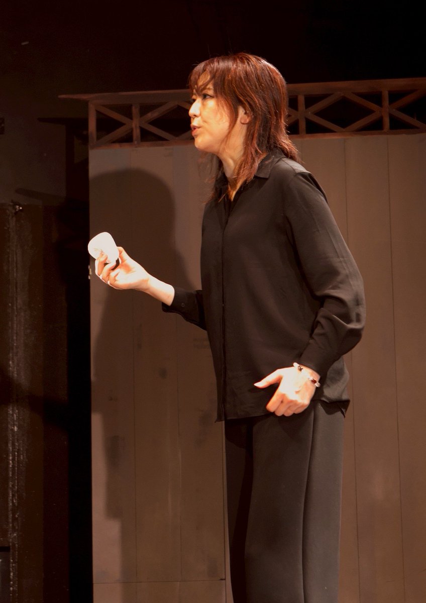 baccho_lee's tweet photo. そびえ立つロミ姉。
いつか共演したいねぇと話して15年、やっと舞台上で言葉を掛け合ったよ(￣▽￣;)
#わすれゆき
#舞台写真 https://t.co/4YR5OCXobX