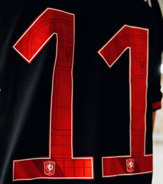 ConnoisseurTips's tweet photo. Mooi uitshirt, maar mijn autisme kan dit niet aan... Dat als het stadion zichtbaar is in de rugnummers is bruut maar laat dat mooi doorlopen als je 2 cijfers hebt, zodat er niet 2x een V van Vak-P staat. #fctwente https://t.co/DN2QreY7Nm