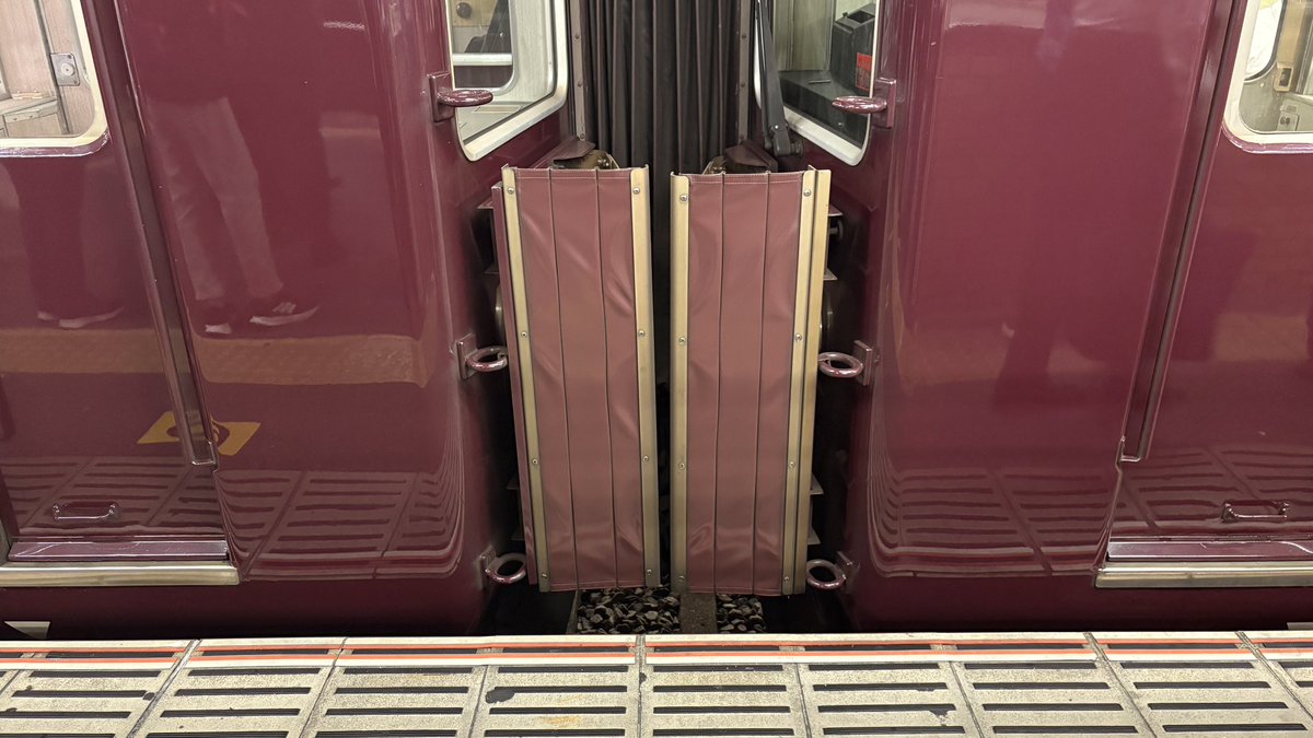 hankyu_Azusa's tweet photo. 先日にわかに話題になった、C#7453とC#7321の転落防止幌の違い
初期のもので支持棒が1本多いC#3427とC#3313のものと合わせてどうぞ https://t.co/rSJiobs09L