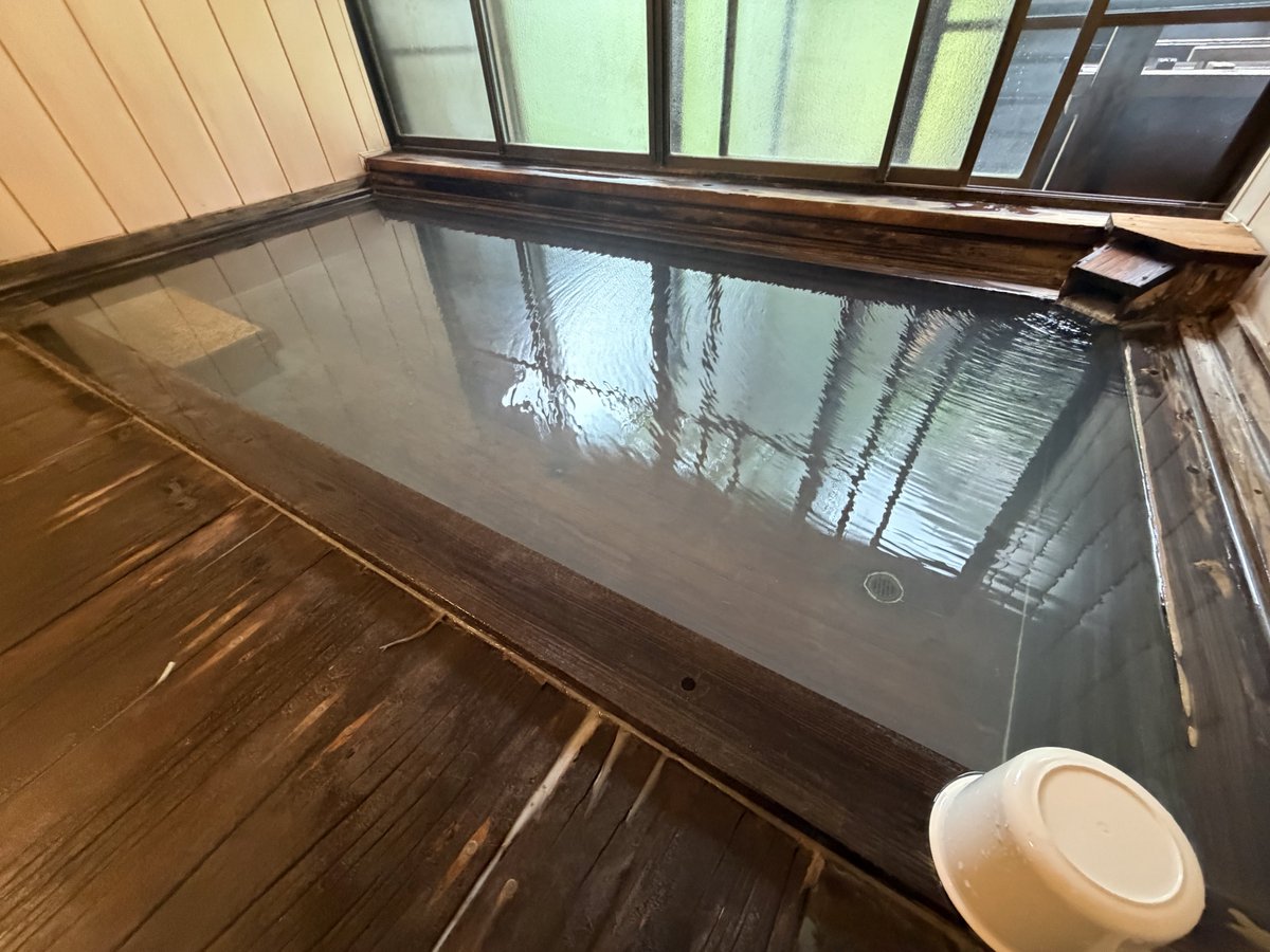 fuyakeru_onsen's tweet photo. こちらは内湯です♨️
露天に比べると熱めで笹濁りのお湯☺️ https://t.co/fxPl643XlJ