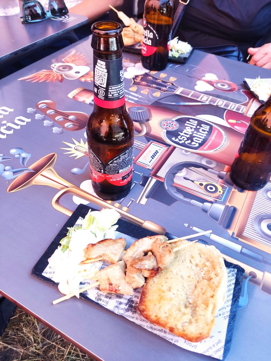 OInsua's tweet photo. E hoxe, que comeza o #asaltoaocastelo tamén viñemos visitar #Vimianzo con @anaponton e probar os pinchos irmandiños c@s compañeir@s do #BNG . E pola noite tocará ir aos concertos do  @festivalasalto https://t.co/b0yaYRMVEQ